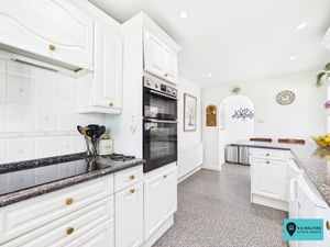 Kitchen/Breakfast Room- click for photo gallery
